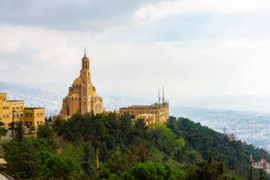 Lübnan 'daki Aziz Paul Bazilikası ve manastırı. Lübnan kıyısındaki dağdaki kilisenin panoramik manzarası. Güzel manzara
