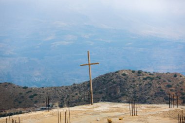 Lübnan 'daki Kadisha Vadisi' ndeki dağların arka planında Dini Haç var. Gelecekteki kilisenin inşaatı. Güzel Lübnan dağ manzarası