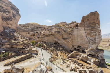 Hasankeyf 'in antik mağara evleri, Kale ve Hisar' ın panoramik manzarası. Türkiye 'nin doğusunda tarihi kalıntılar