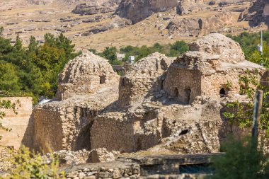 Türkiye, Doğu Anadolu ve Kürdistan 'daki Hasankeyf taş evleri ve harabelerinin manzarası