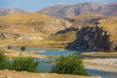 Logris Nehri Vadisi 'nin panoramik manzarası. Nehir ve dağların mavi suları. Hasankeyf kasabası yakınlarındaki manzara, Türkiye, Batman İli