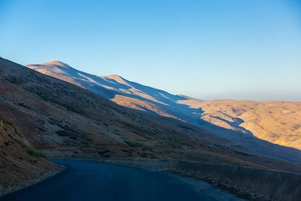 레바논의 계곡에 아스팔트 구불구불 산길에서 바뀌었어 아름다운 언덕들이 햇빛을 받습니다 — 스톡 사진