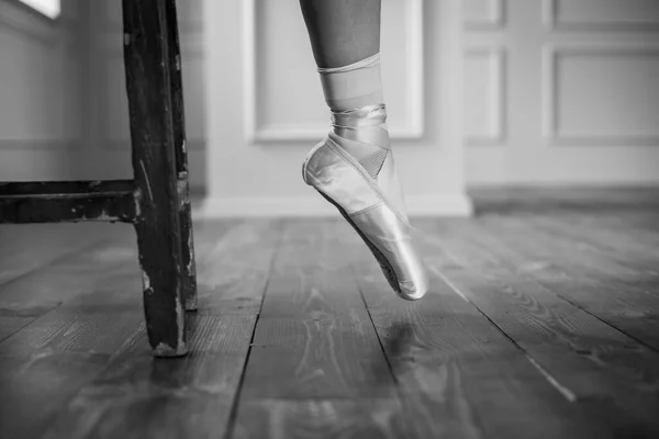 Pernas de bailarina em sapatos de balé, close-up — Fotografia de Stock