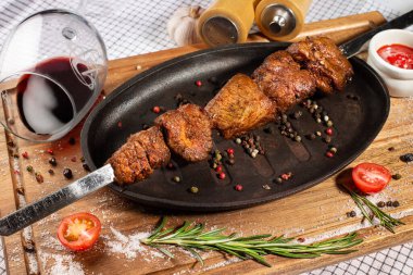 Ahşap arka planda ızgara et ya da şiş kebap. Üst görünüm
