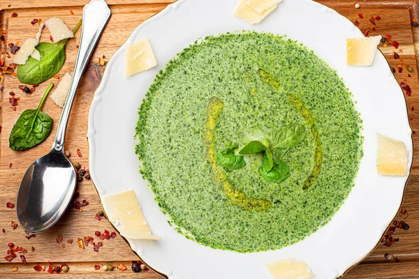 Sopa de brócolis saudável em uma tigela — Fotografia de Stock