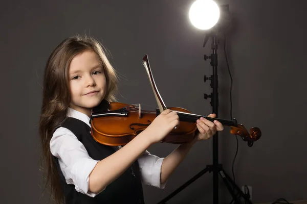 Młoda dziewczyna zbliżenie studio portret ze skrzypcami — Zdjęcie stockowe