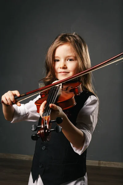 Menina Bonita Com Cabelos Longos Tocando Violino — Fotografia de Stock