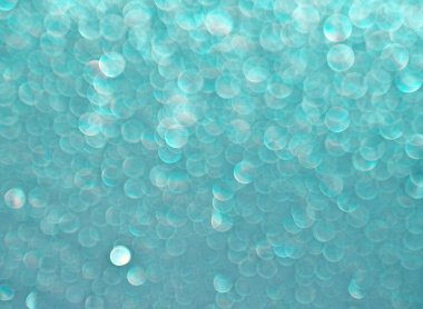 Parlayan su damlalarının turkuaz arka planı