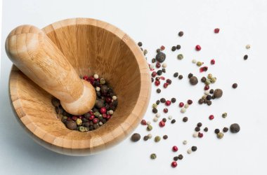 Biber farklı tür ile pounder: siyah, yeşil, beyaz, pembe. Daha lezzetli yemekler için baharatlı baharatlar.