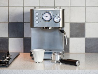 Bir kahve makinesi mutfakta espresso yapar..