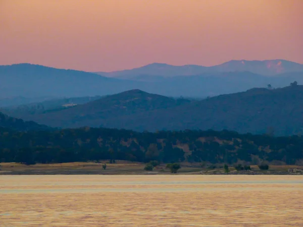 Beals Point Folsom Lake SRA pôr do sol em Hills — Fotografia de Stock