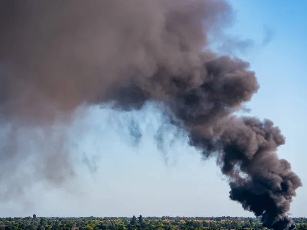 Fumo nero spesso dal fuoco d'acciaio della discarica — Foto Stock