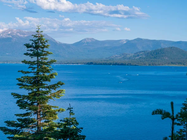 Tahoe Gölü Bulutlu Gün DL Mutluluk Gemisi