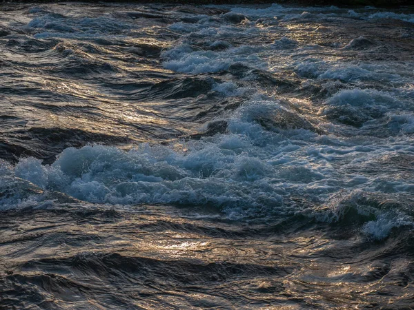 Nahaufnahme Des Reißenden Flusswassers Und Des Fließenden Goldenen Lichts — Stockfoto