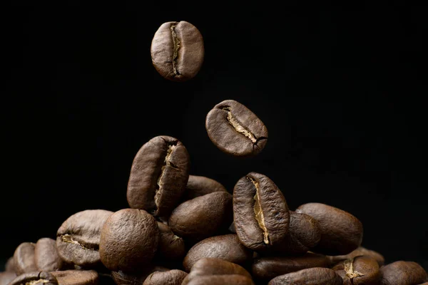 Levitação de grãos de café — Fotografia de Stock