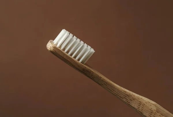 Bambusowa szczoteczka do zębów na tekturowym tle makro — Zdjęcie stockowe