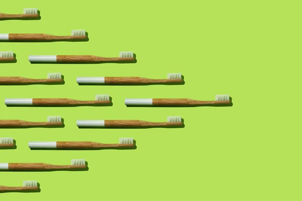 Minta: bambusz fogkefék ék ék ék alakú zöld háttér — Stock Fotó