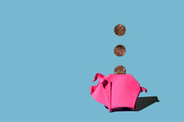 Banco Piggy Origami Rosa Três Moedas Centavo Fundo Azul Sombras — Fotografia de Stock