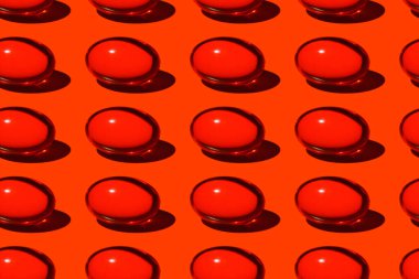 Parlak kırmızı haplar, yakın plan, kırmızı arka planda renksiz desen, sert ışık