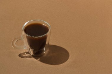 Sert gölgeli, koyu kahve.