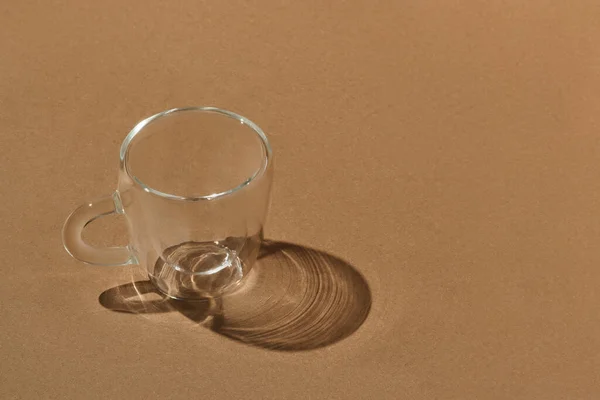 Прозрачная кружка из стекла с твёрдой тенью — стоковое фото