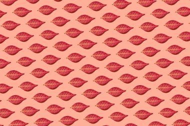 Sonbahar deseni: Pembe arkaplanda birçok kırmızı yaprak