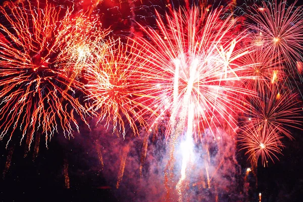 Fogos de artifício coloridos no aniversário do Festival, show de Natal de Ano Novo — Fotografia de Stock