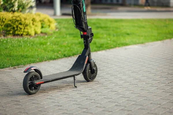 Kiralık elektrikli scooter şehir sokaklarında park, Çevre dostu ulaşım.