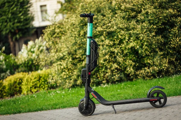 Kiralık elektrikli scooter şehir sokaklarında park, Çevre dostu ulaşım.