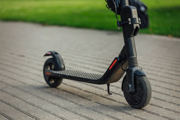 Wypożyczalnia Skuterów Elektrycznych Zaparkowanych Ulicach Miasta Transport Ekologiczny — Zdjęcie stockowe