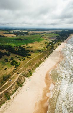 Baltık sahili sahilinde plaj, deniz dalgaları ve kumhavadan görünümü, doğa arka planı