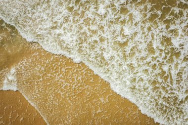 Baltık sahili sahilinde plaj, deniz dalgaları ve kumhavadan görünümü, doğa arka planı