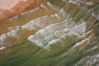 Baltık sahili sahilinde plaj, deniz dalgaları ve kumhavadan görünümü, doğa arka planı