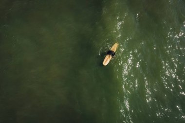 Denizde sörfçü havadan görünümü, baltık denizinde dalgalar yakalamak sörfçü.