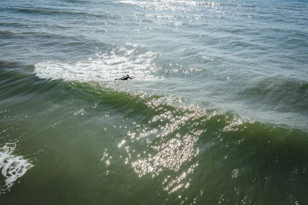 Widok Lotu Ptaka Surfer Morzu Surfer Połowu Fal Morzu Bałtyckim — Zdjęcie stockowe