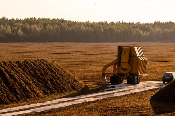 Turfwinning Veld Met Graafmachine Trekker Zonsondergang Tijd Turf Veld — Stockfoto