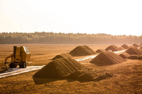 Turfwinning Veld Met Graafmachine Trekker Zonsondergang Tijd Turf Veld — Stockfoto