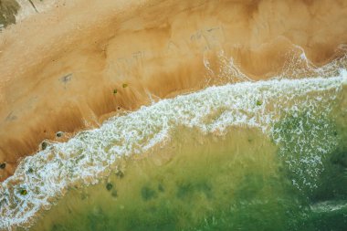 Baltık sahili sahilinde plaj, deniz dalgaları ve kumhavadan görünümü, doğa arka planı