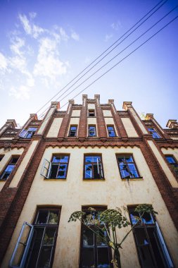 Güzel elementlerle klasik bina cephesi 