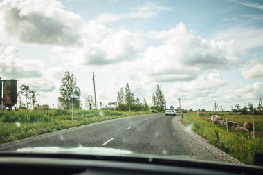 Eski orman yolunda arabadan manzara, kırsal alanda sisli bir akşam. 