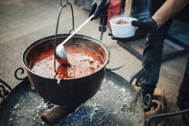 Sokak yemeği festivali, deniz mahsullerinden büyük çorba tenceresi. 