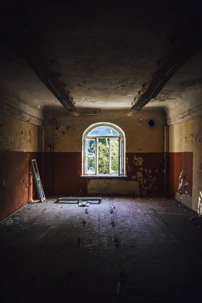 Verlaten Bouwkamer Met Wit Raam Het Centrum — Stockfoto