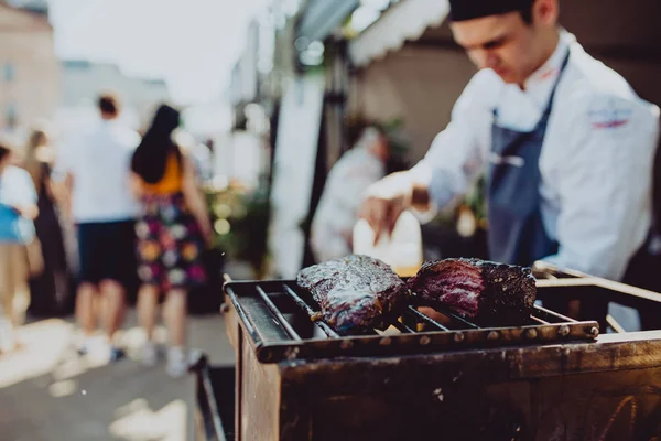 Riga Letônia Setembro 2019 Festival Comida Rua Chef Churrasqueira Grelha — Fotografia de Stock