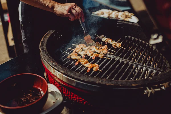 ストリートフードフェスティバル 大規模なグリルでシェフの料理のエビ グリルで魚介類 — ストック写真