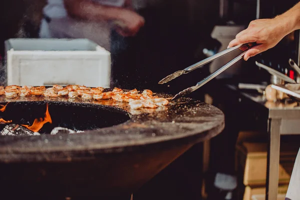 街头食品节 厨师在大烤架上煮虾仁 海鲜在烤架上烤 — 图库照片