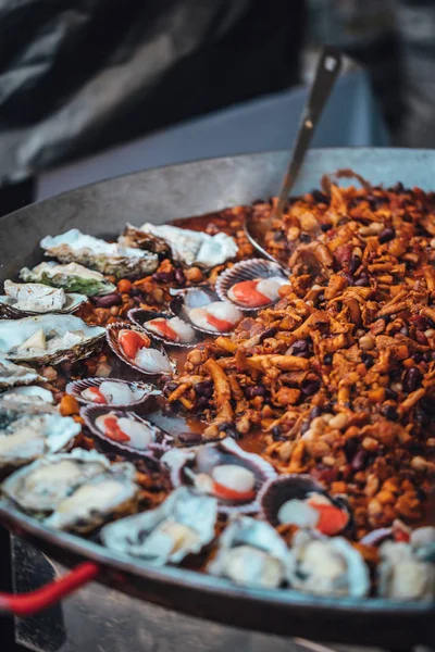 Grande Panela Comida Rua Cheia Frutos Mar — Fotografia de Stock