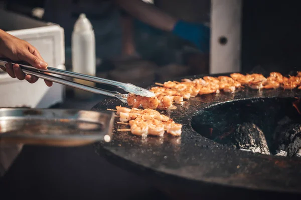 Festival Comida Rua Chef Cozinhar Camarões Grelha Grande Frutos Mar — Fotografia de Stock