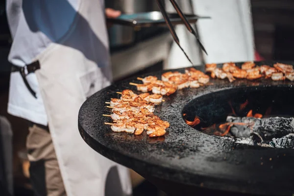 Street Food Festival Koch Kocht Garnelen Auf Großem Grill Meeresfrüchte — Stockfoto