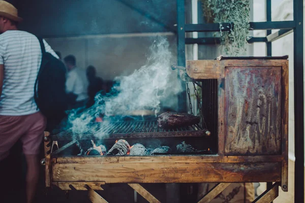 街头食品节 厨师在烤肉架上烤鸡肉 — 图库照片