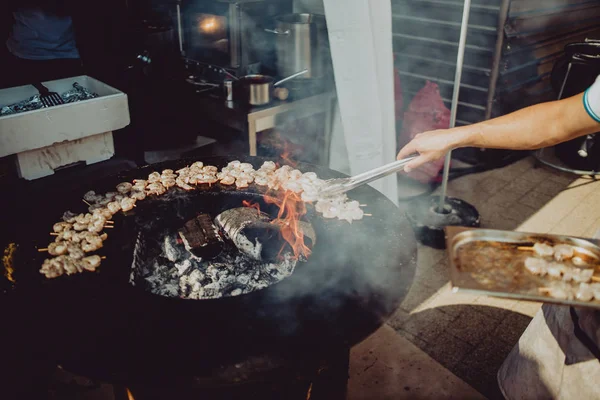 Street Food Festival Koch Kocht Garnelen Auf Großem Grill Meeresfrüchte — Stockfoto